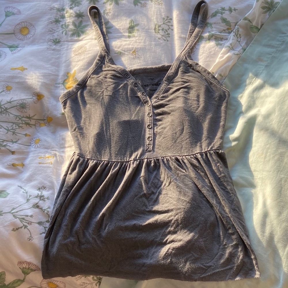 gray tank top